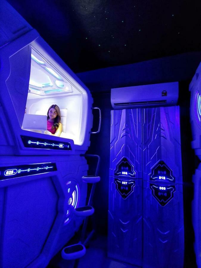 曼谷 遇见太空舱旅馆 阿索克旅舍 外观 照片