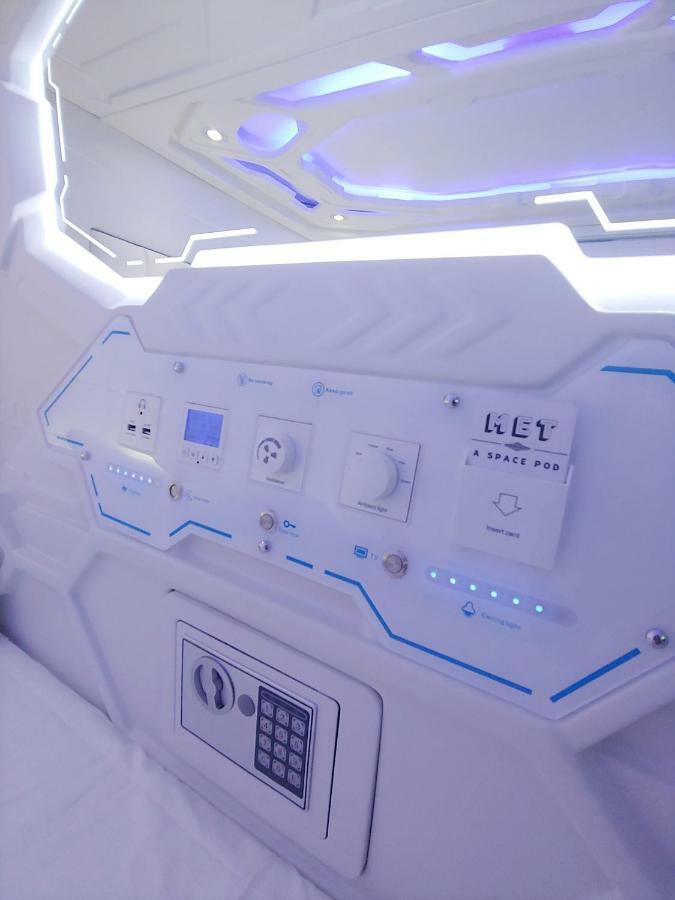 曼谷 遇见太空舱旅馆 阿索克旅舍 外观 照片